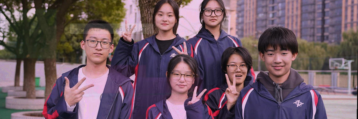 深蓝背景上交织的抽象数据线与流动光效